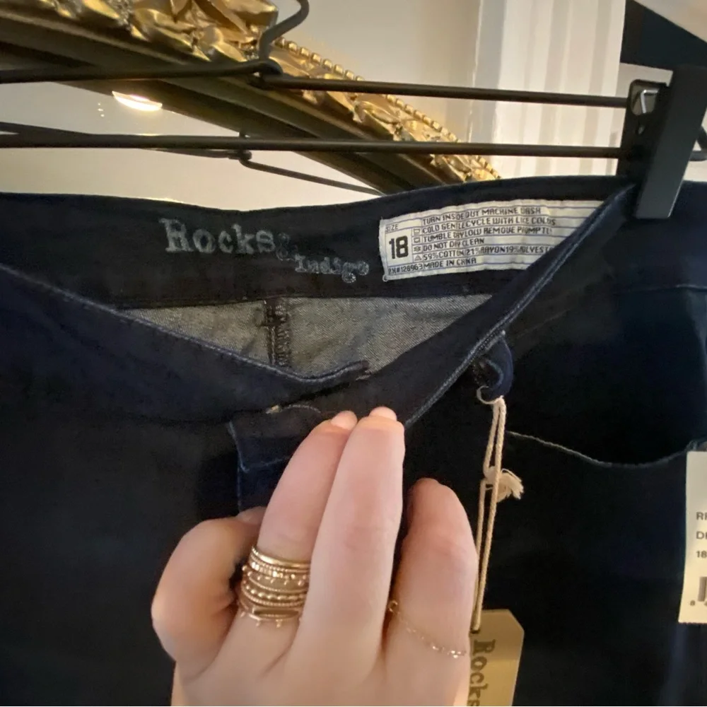 Rocks and indigo jeans - Picture 3 of 5